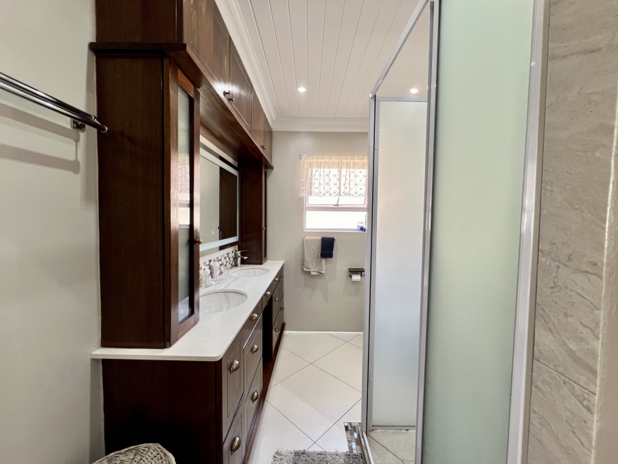 3 Bedroom Property for Sale in Wavecrest Eastern Cape